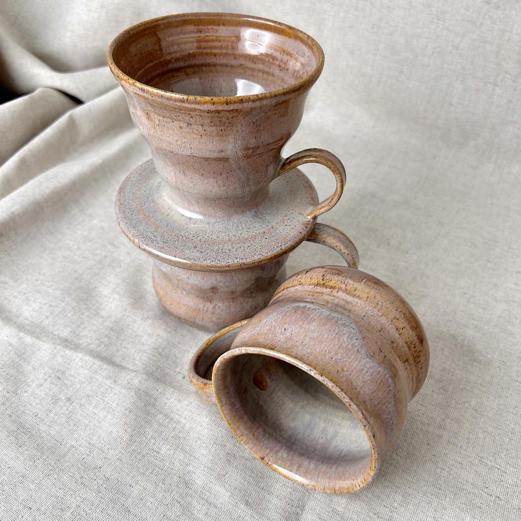 Лиловая воронка и кружки для кофе