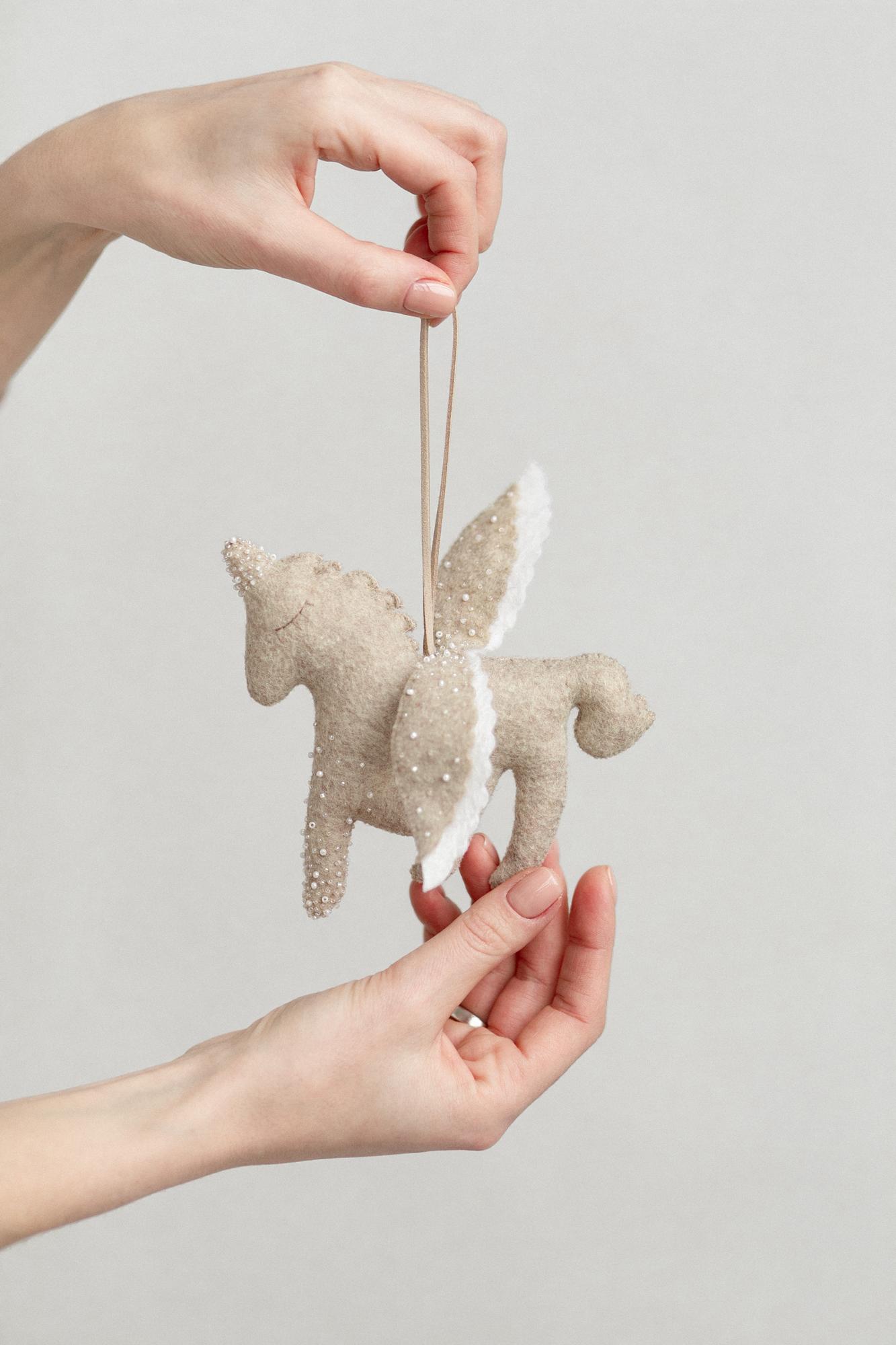 Единорог на петельке