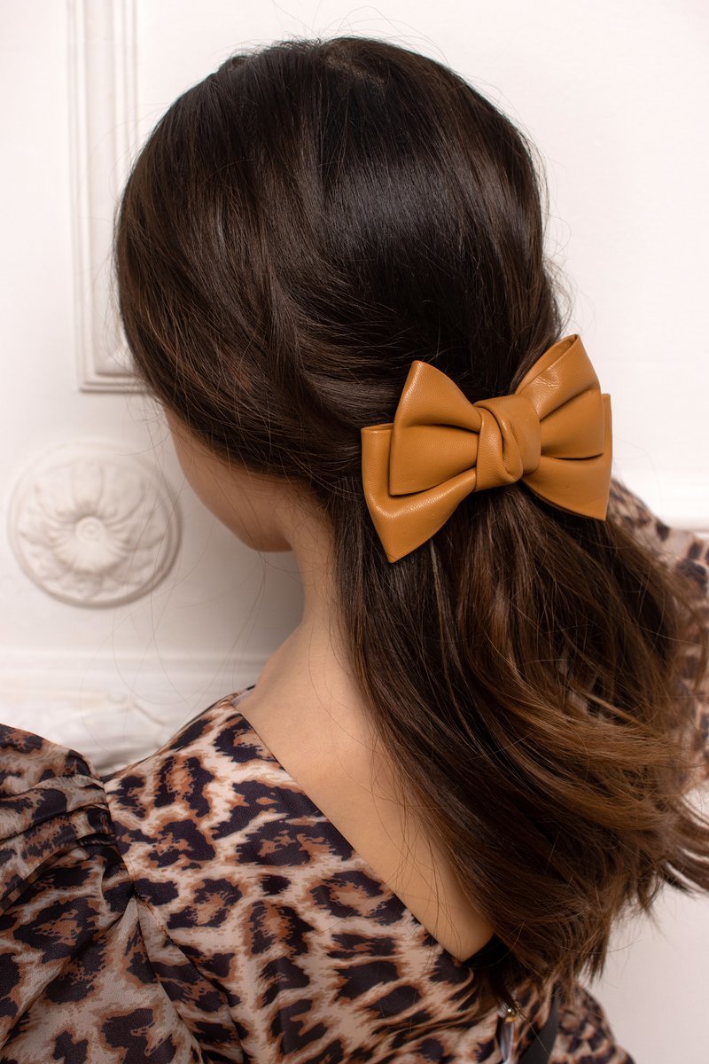 Бант из кожи на заколке. цвет карамель