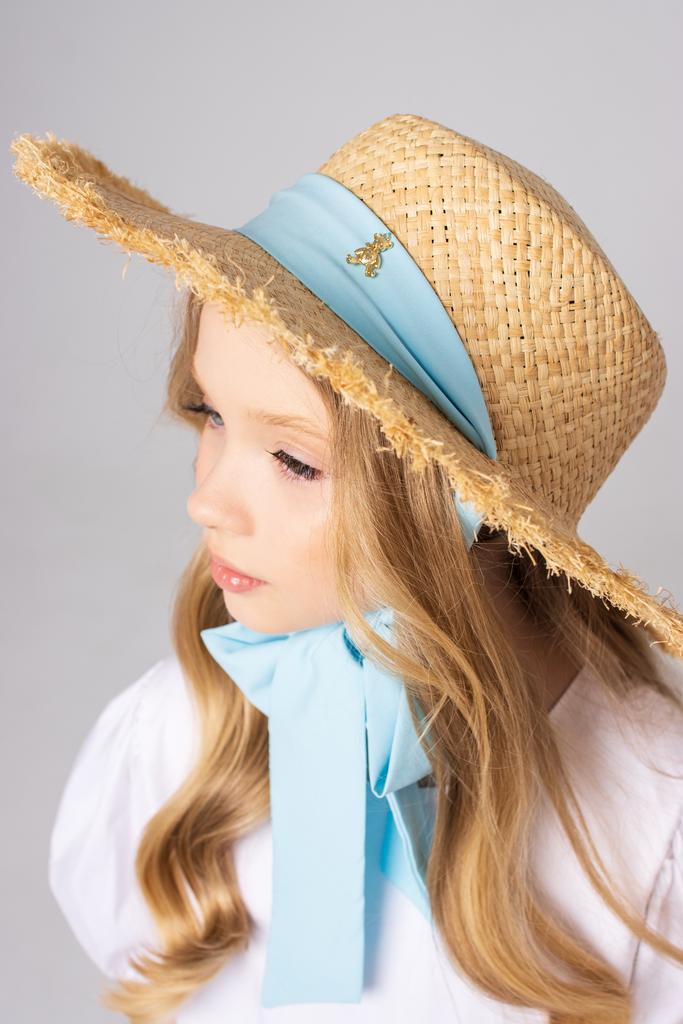Шляпа соломенная с широкими полями и шелковой лентой "Золотой мишка" голубой