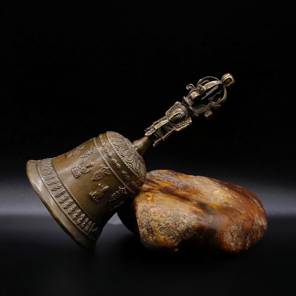 Колокольчик с ликом и ваджрой