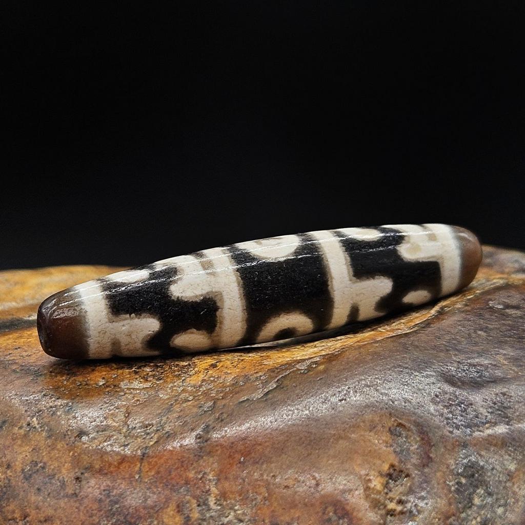 Бусина дзи 3 глаза и шапка падмасабхавы №24