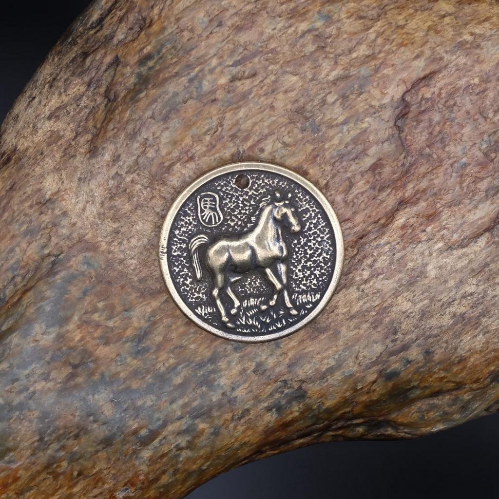 Медальон с символом года Лошадь