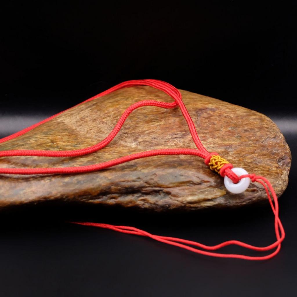 Шнурок с нефритом красный