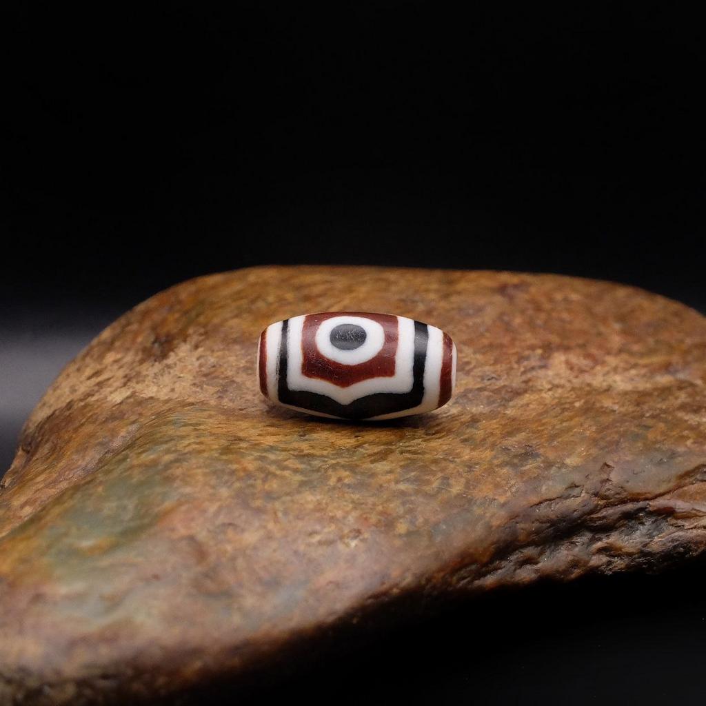 Бусина Дзи трёхцветная Кубера N°2