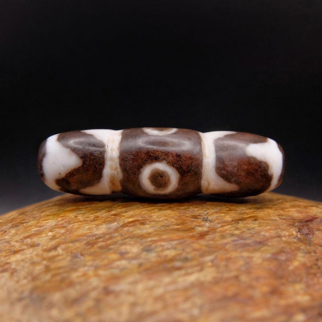 Бусина Дзи 4 глаза в зубах тигра N°2