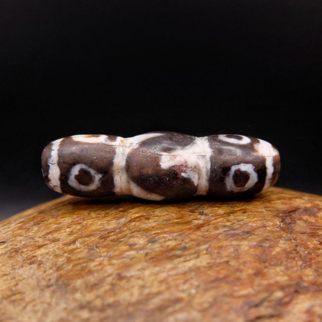 Бусина Дзи 8 глаз в зубах тигра N°2