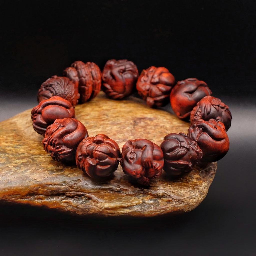 Браслет из красного африканского сандала 12 символов