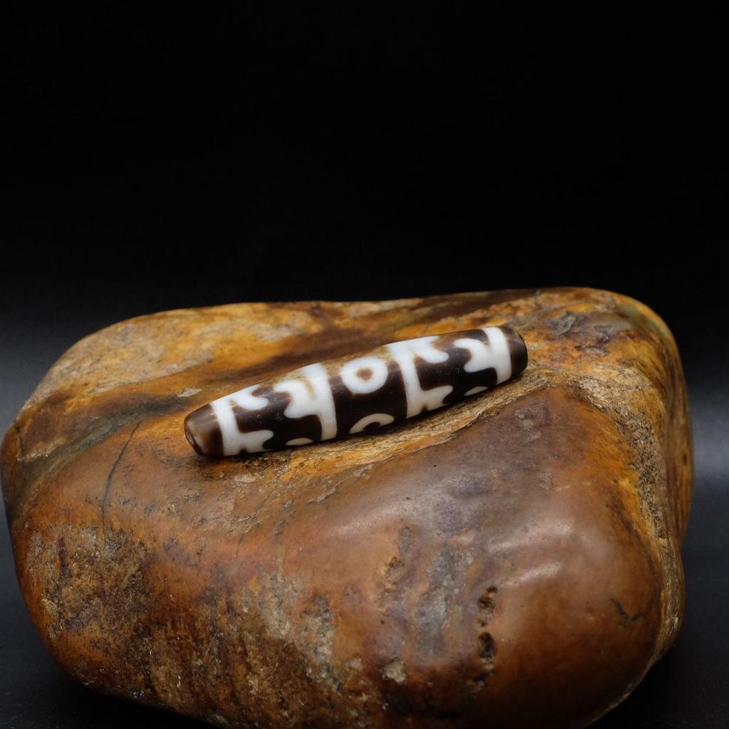 Бусина Дзи 3 глаза и шапка Падмасабхавы N°30