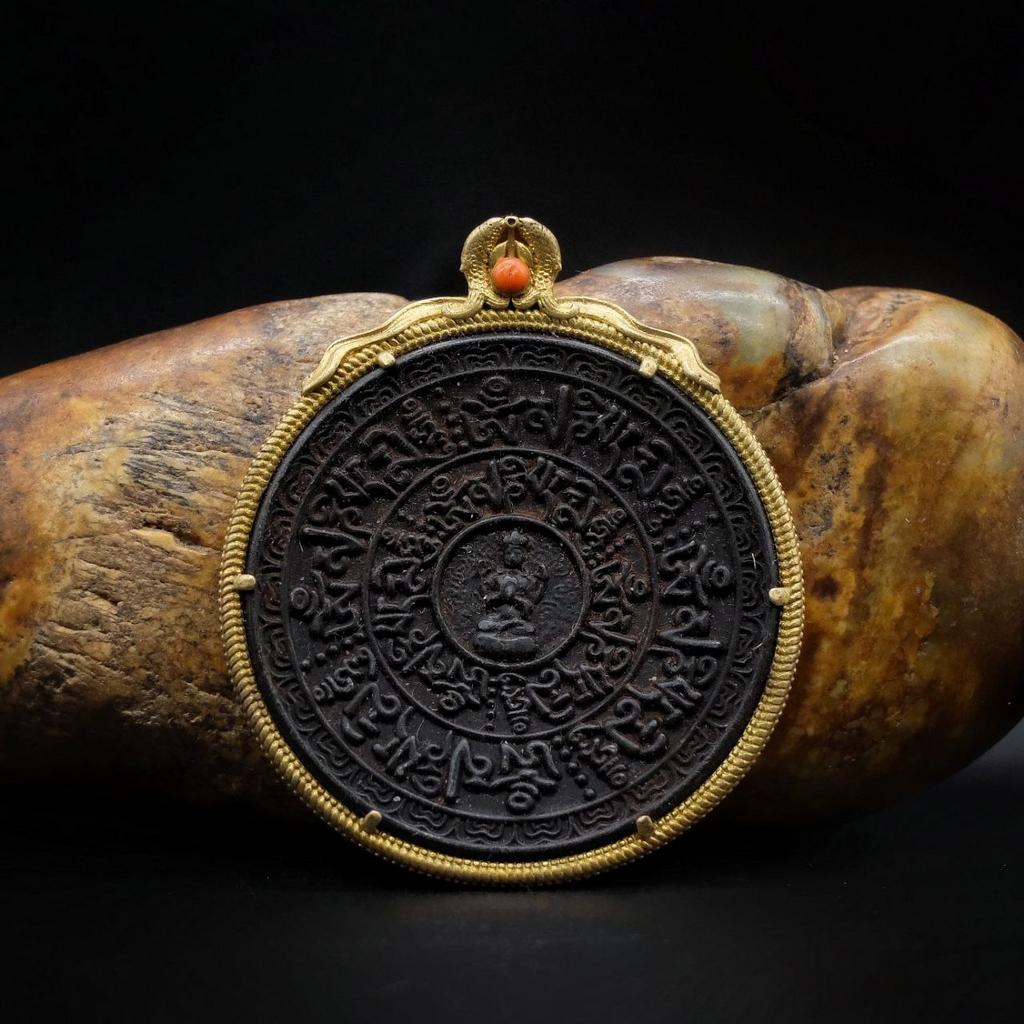 Шаманское зеркало с рыбками и мантрой