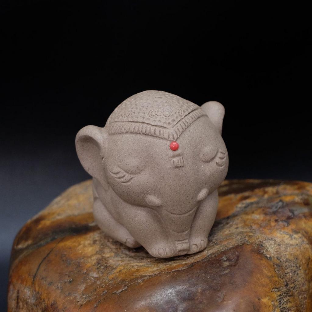 Чайная фигурка Слон с иероглифом Богатство