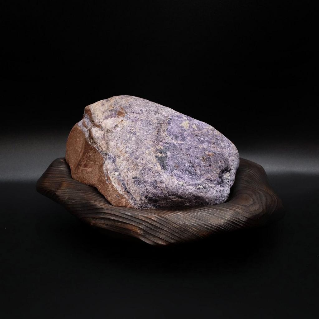 Флюорит натуральный на деревянной подставке