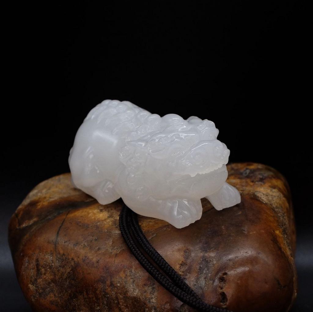 Фигурка для ношения в руке ПиКсю из юннаньского халцедона