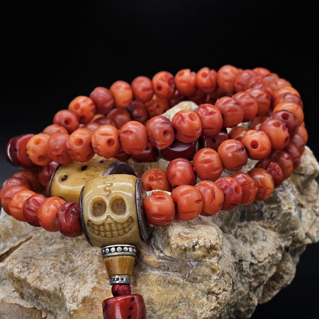 Чётки из черепов с игральными кубиками