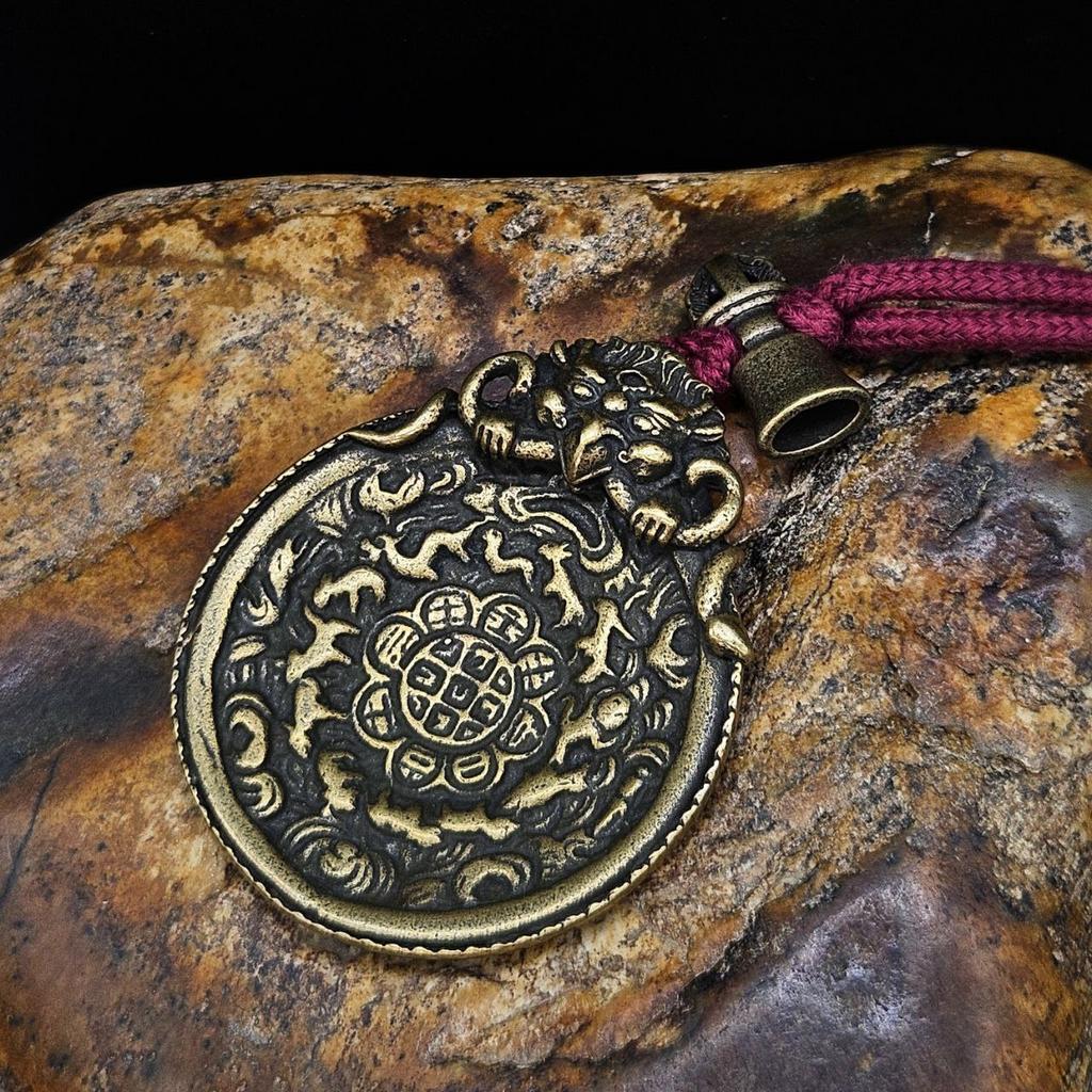 Мелонг с Гарудой и ритуальным колокольчиком