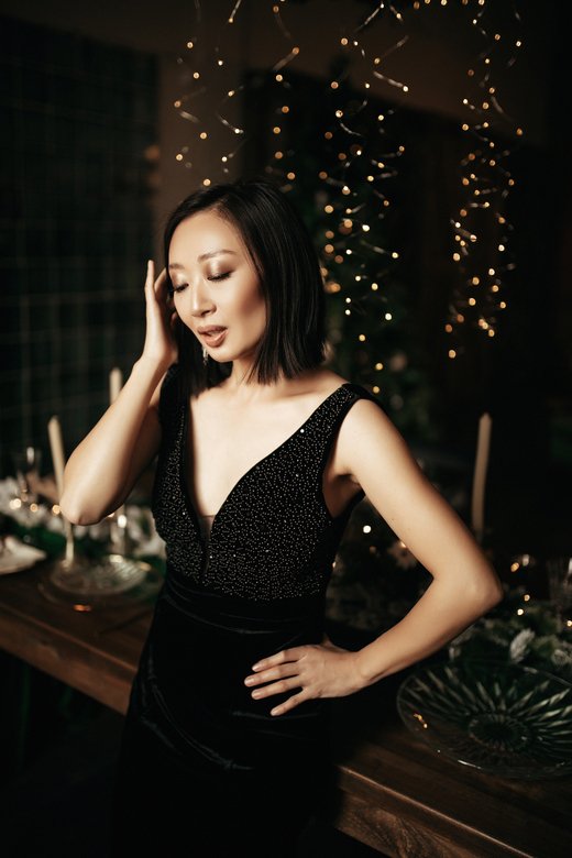 Черное бархатное платье с расшитым верхом