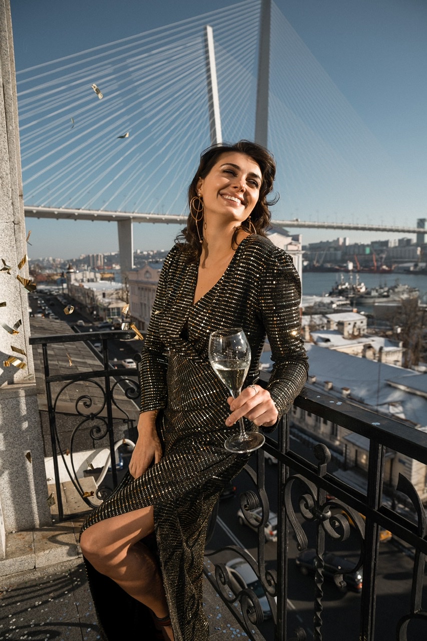 Черно-золотое платье в полоску с рукавом