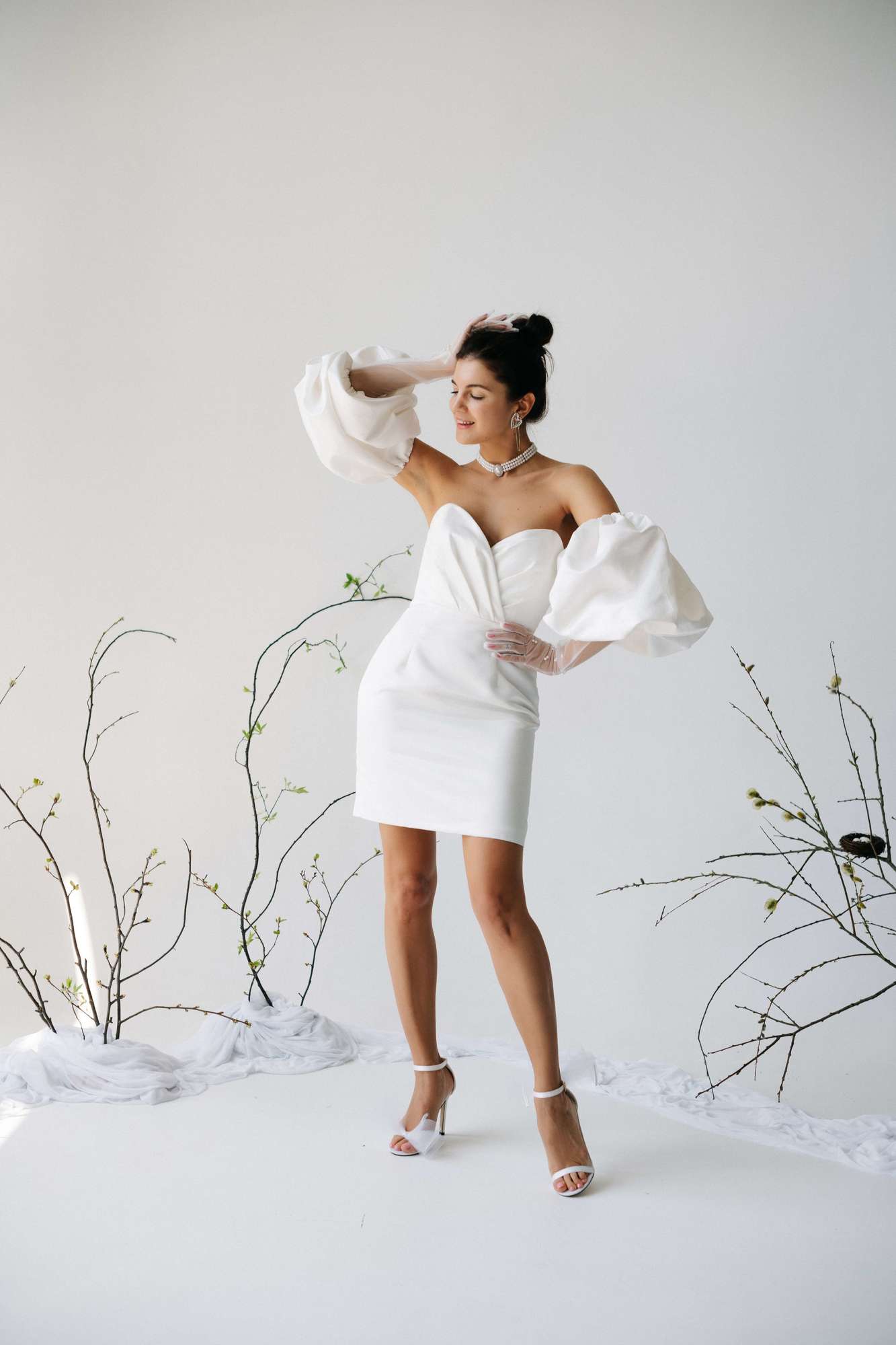 Белое атласное платье со съемными рукавами