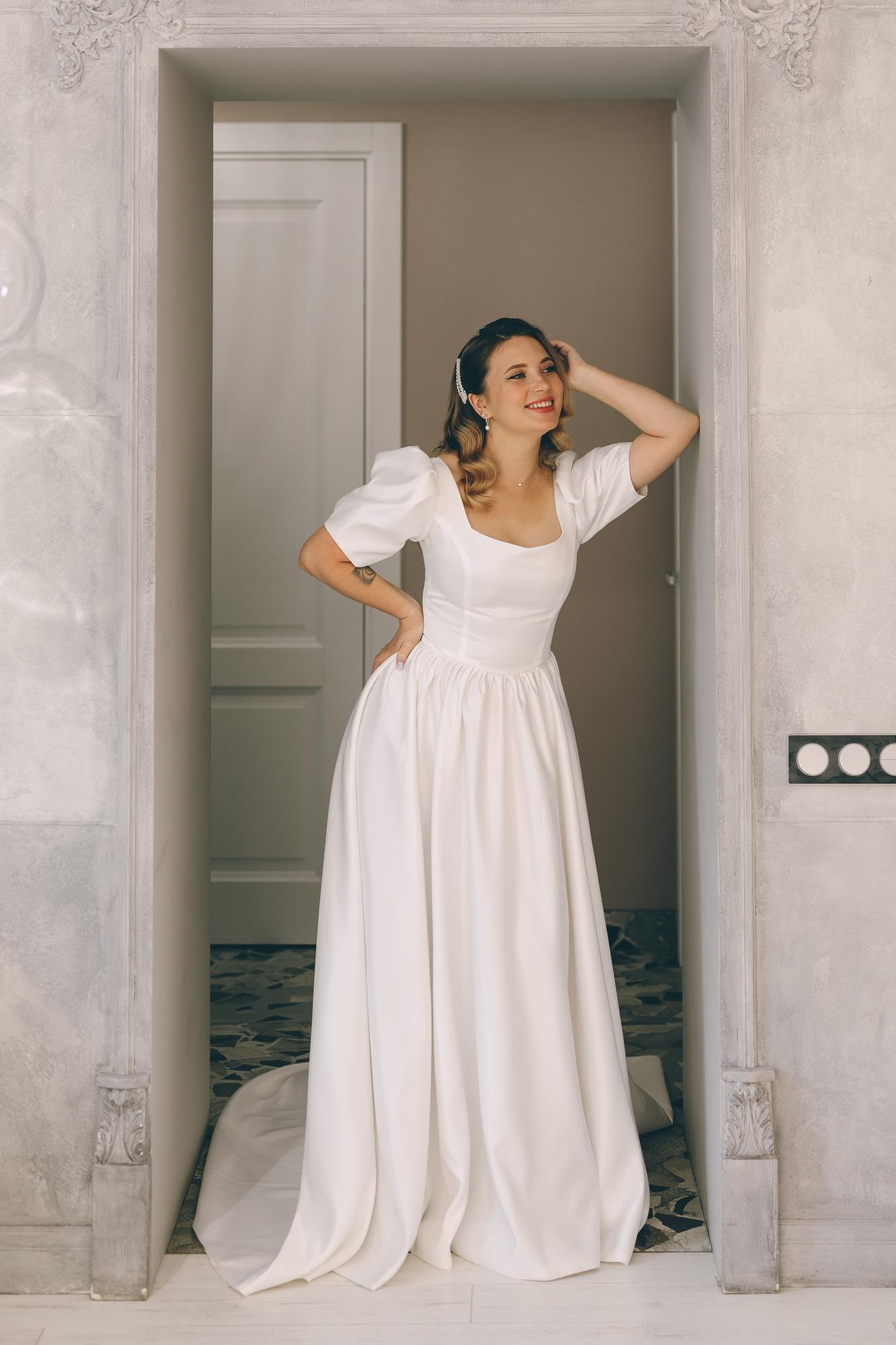 Белое атласное платье с рукавом-фонариком шлейф