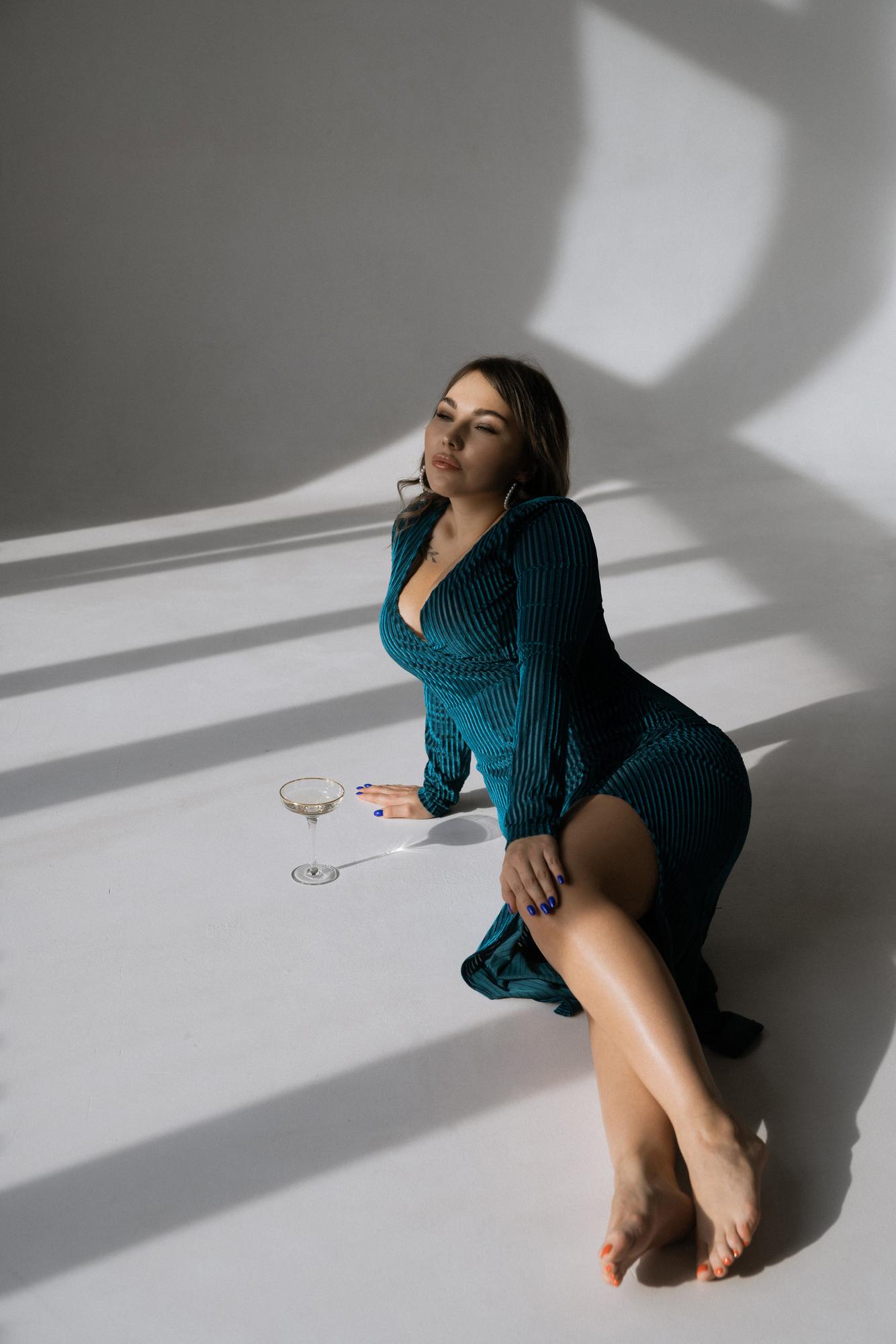 Изумрудное бархатное миди в полоску с рукавом