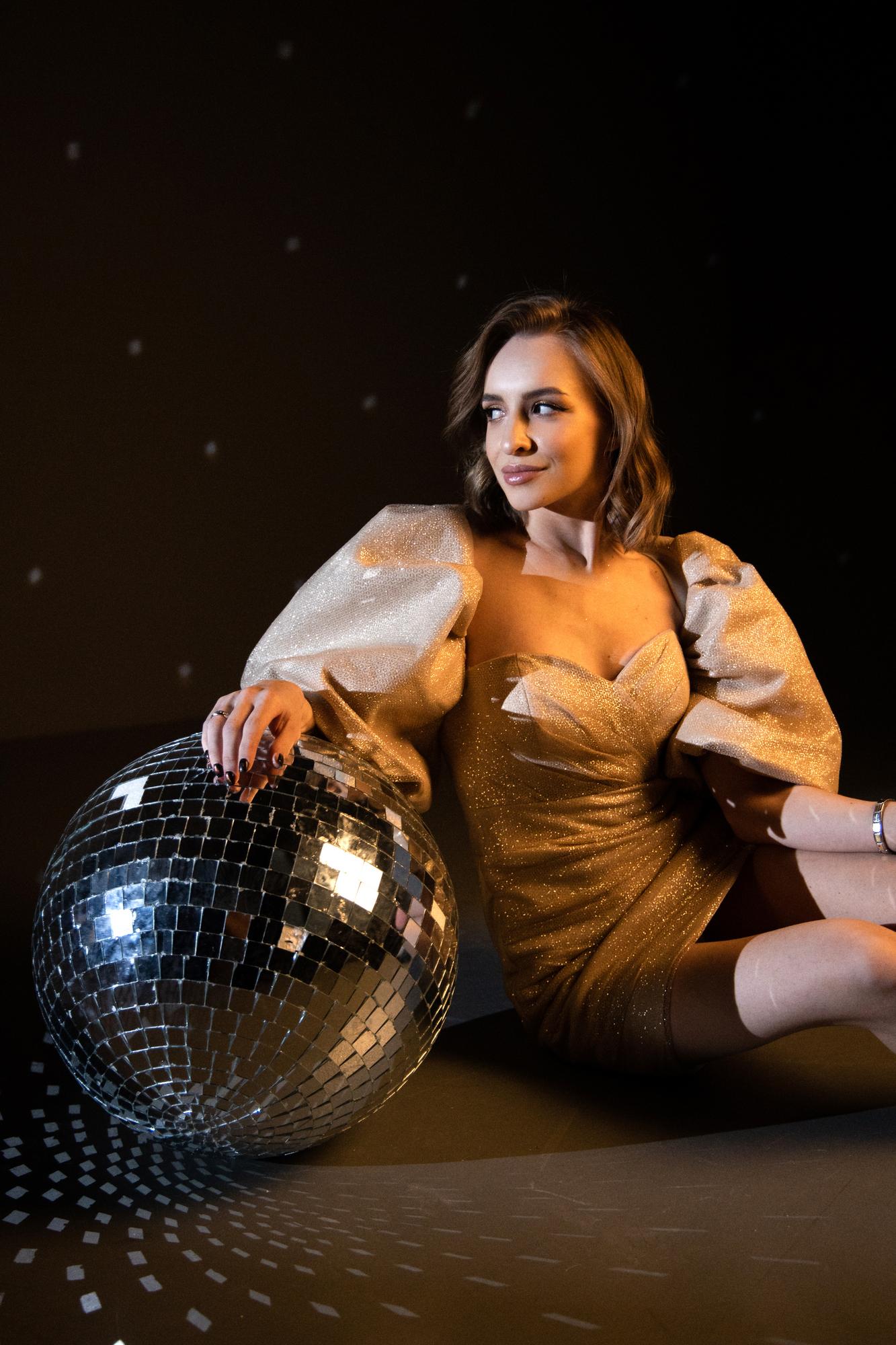 Бежевое глиттерное платье с объемным рукавом