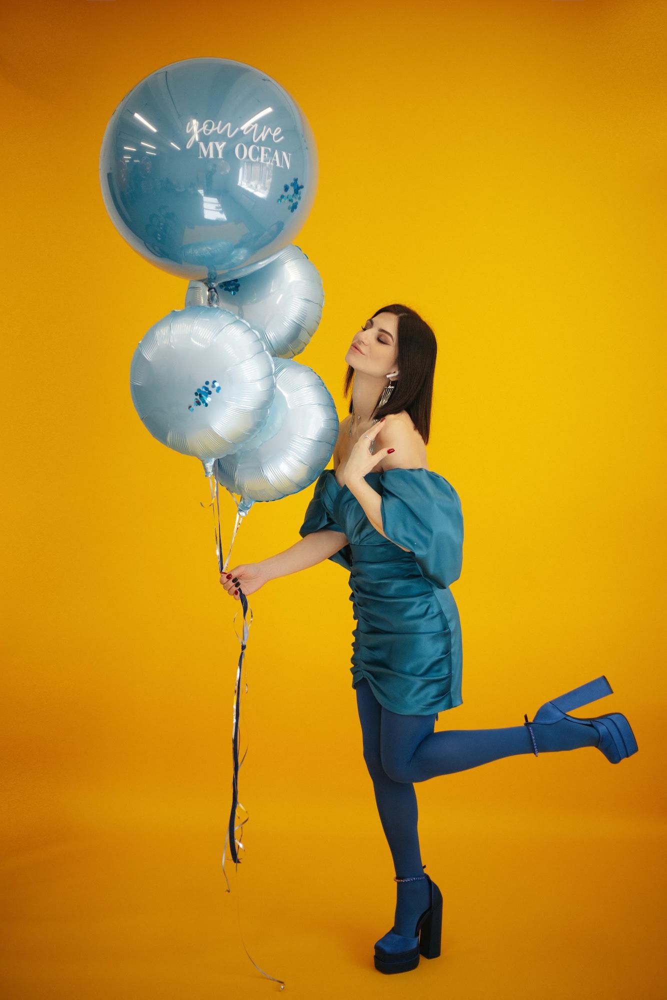 Изумрудное атласное мини объемные рукава