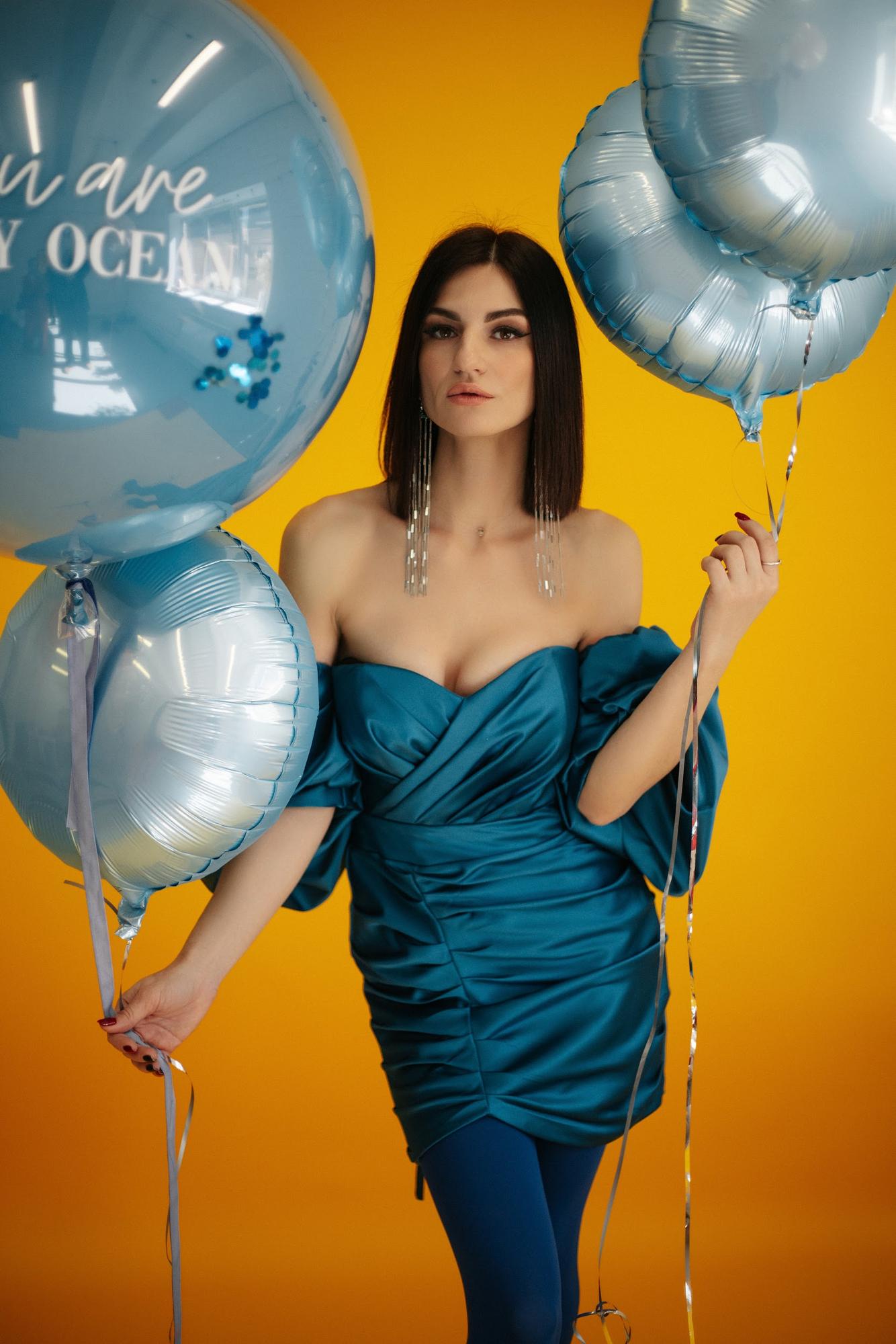 Изумрудное атласное мини объемные рукава