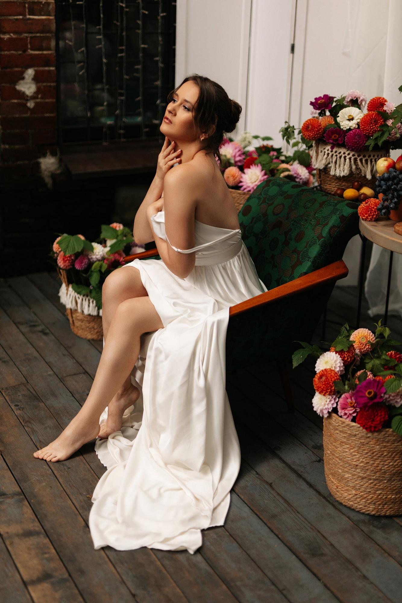 Молочное шелковое платье на тонких лямках с открытой спиной