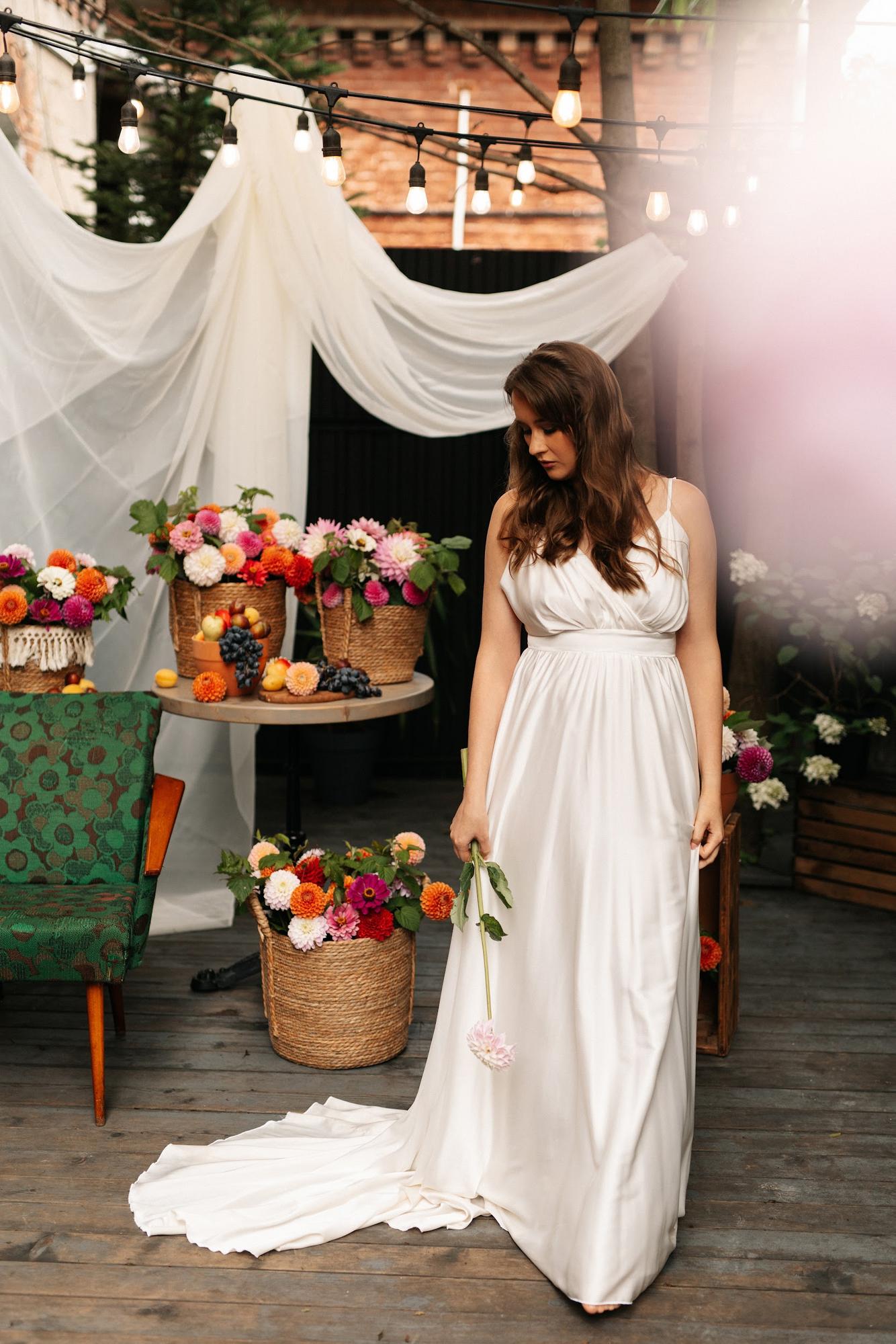 Молочное шелковое платье на тонких лямках с открытой спиной