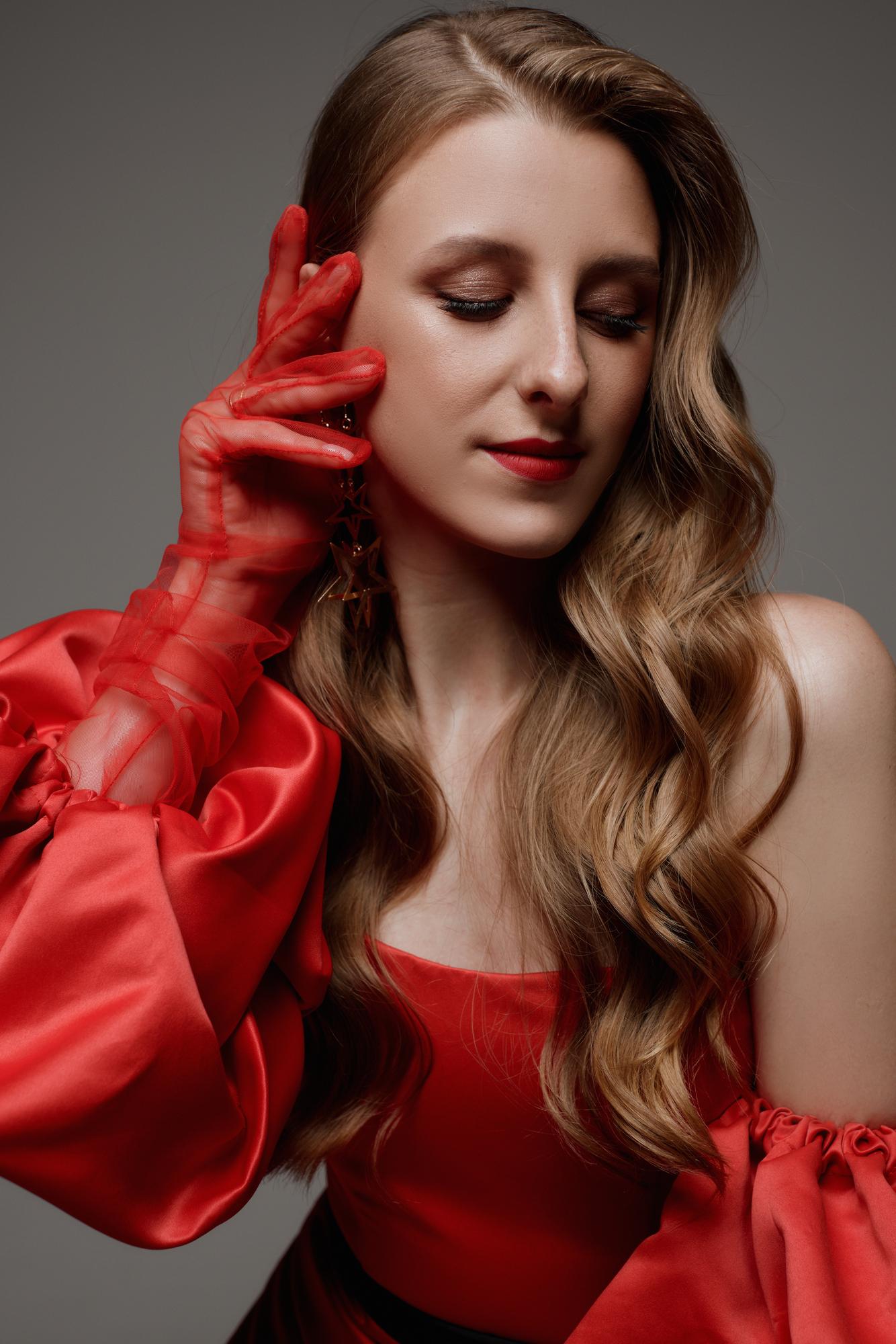 Красные перчатки фатин