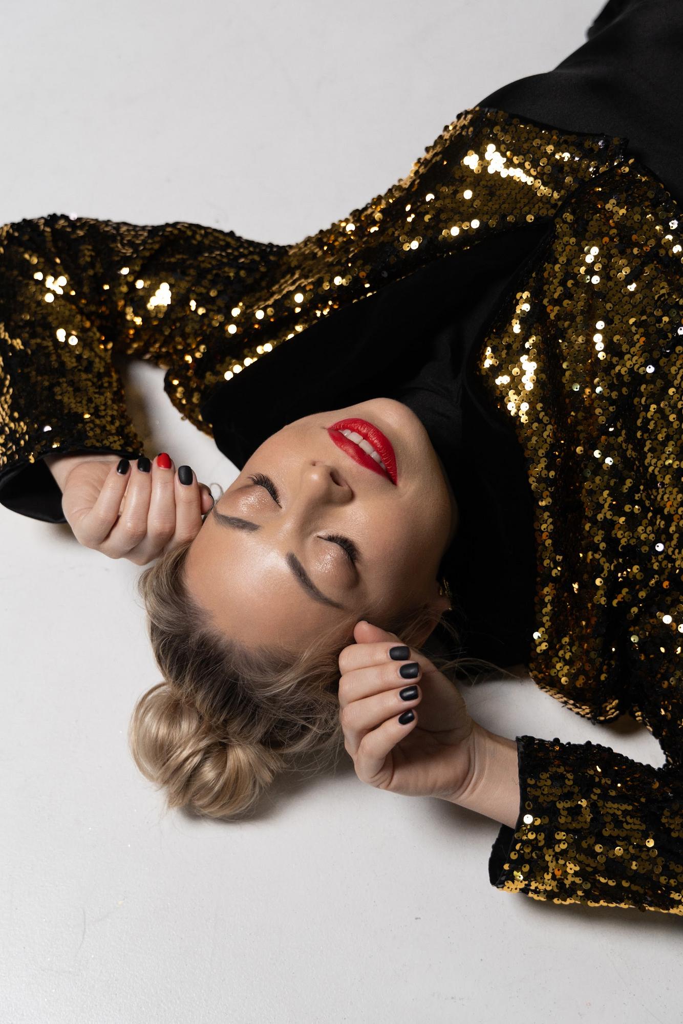 Золотой пиджак в пайетку с черным воротником