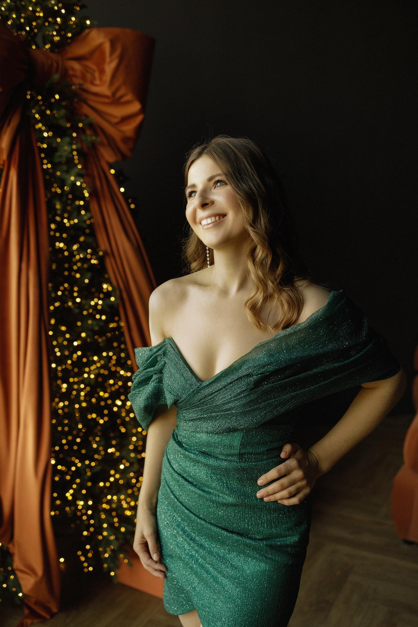 Изумрудное короткое глиттер спущенные плечи