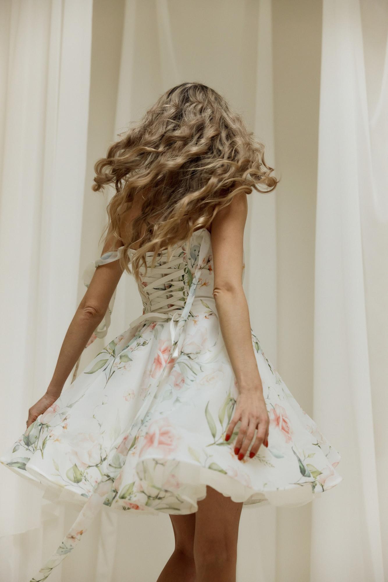 Молочное органза короткое цветы объемный рукав