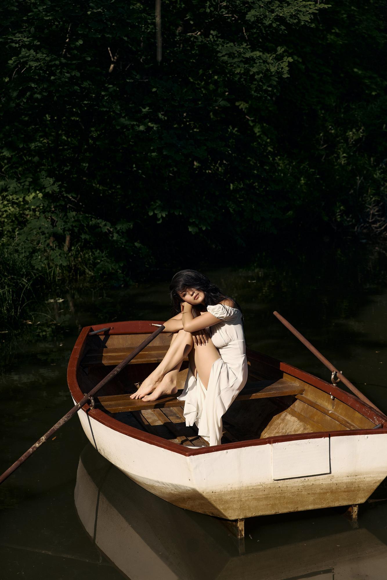 Белое шифоновое платье с двумя разрезами