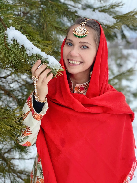 Украшение на голову с зелёными бусинами