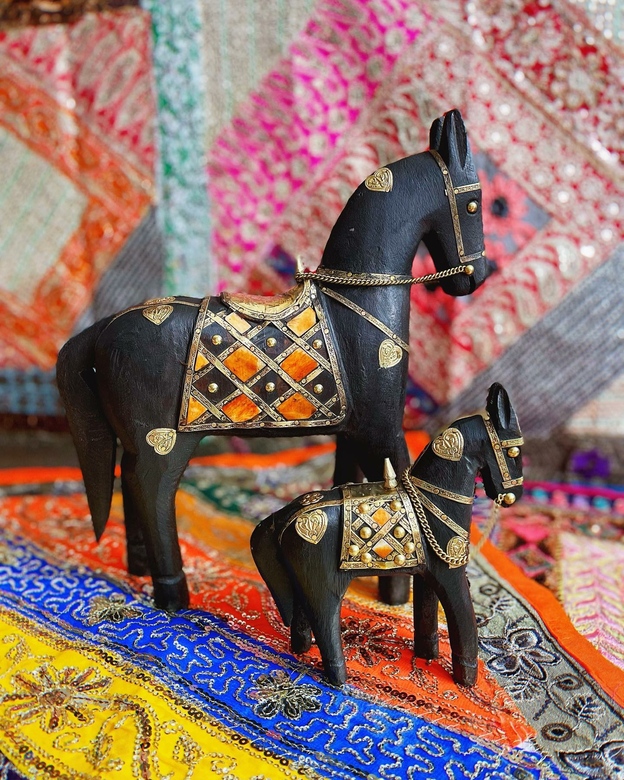 Деревянная лошадь с отделкой латунью