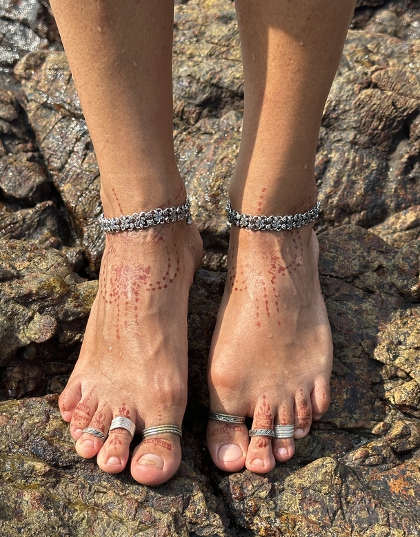 Крупный браслет на ногу