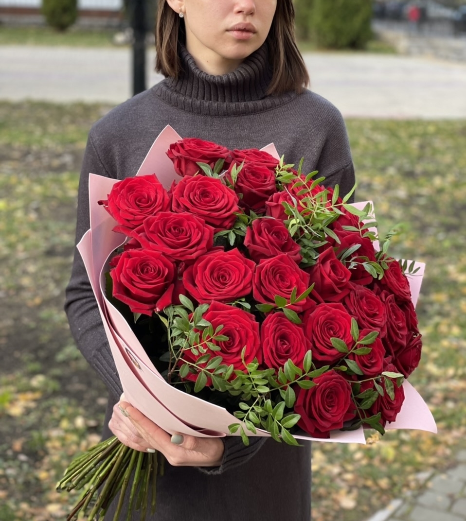 Букет "29 роз с зеленью"