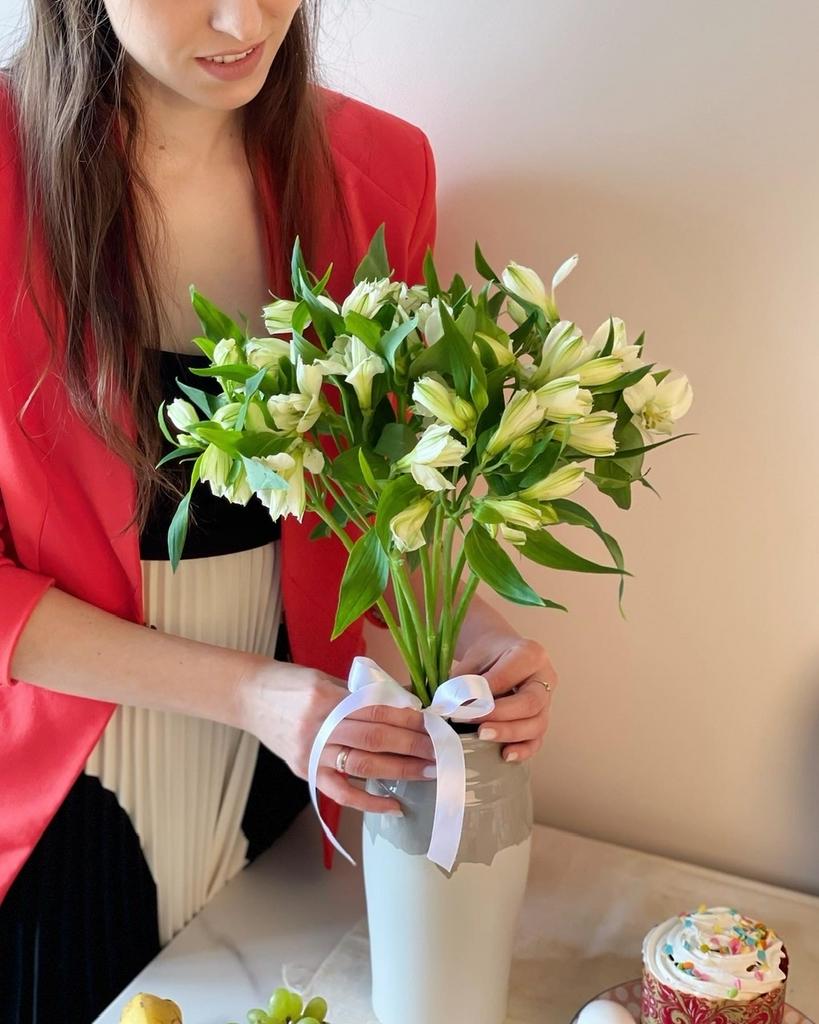 Букет "Белые альстромерии под ленту"