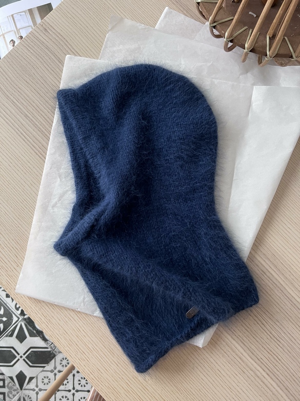 Капюшон из ангоры облегающего силуэта