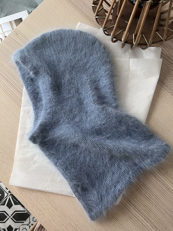 Капюшон из ангоры объемного силуэта