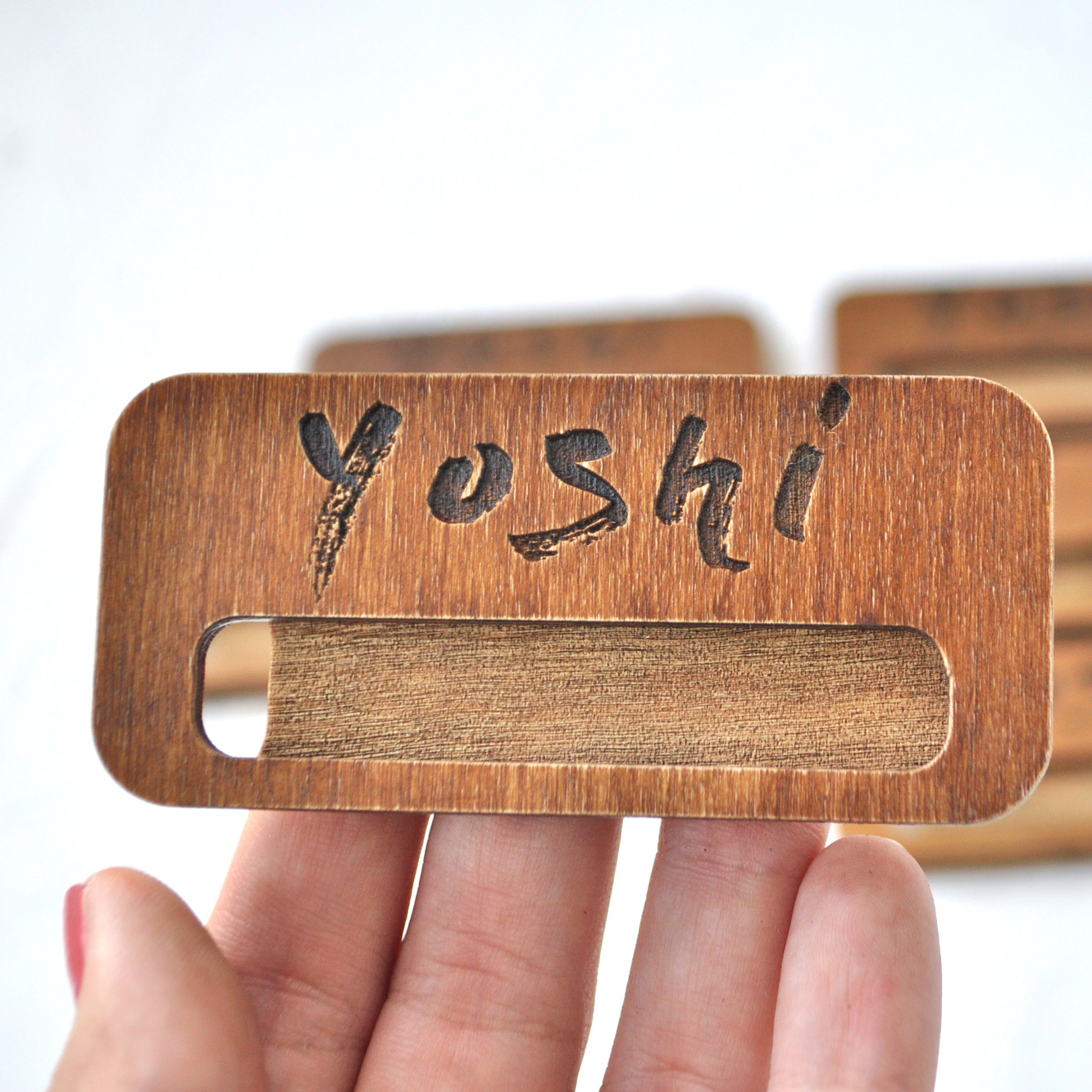 деревянные бейджи из дерева на магните на заказ для ресторанов кафе баров красноярск доставка