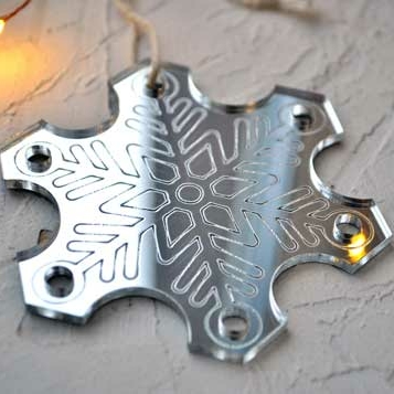 необычная новогодняя ёлочная игрушка снежинка - сибирский сувенир на новый год в виде снежинки