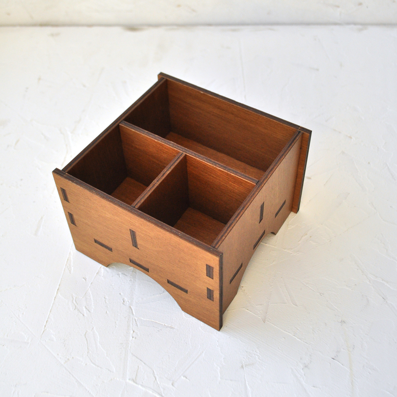 Небольшой органайзер с 3 секциями на ножках