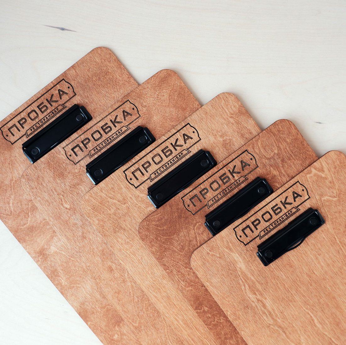 планшет для меню с зажимом деревянный с гравировкой логотипа купить или заказать