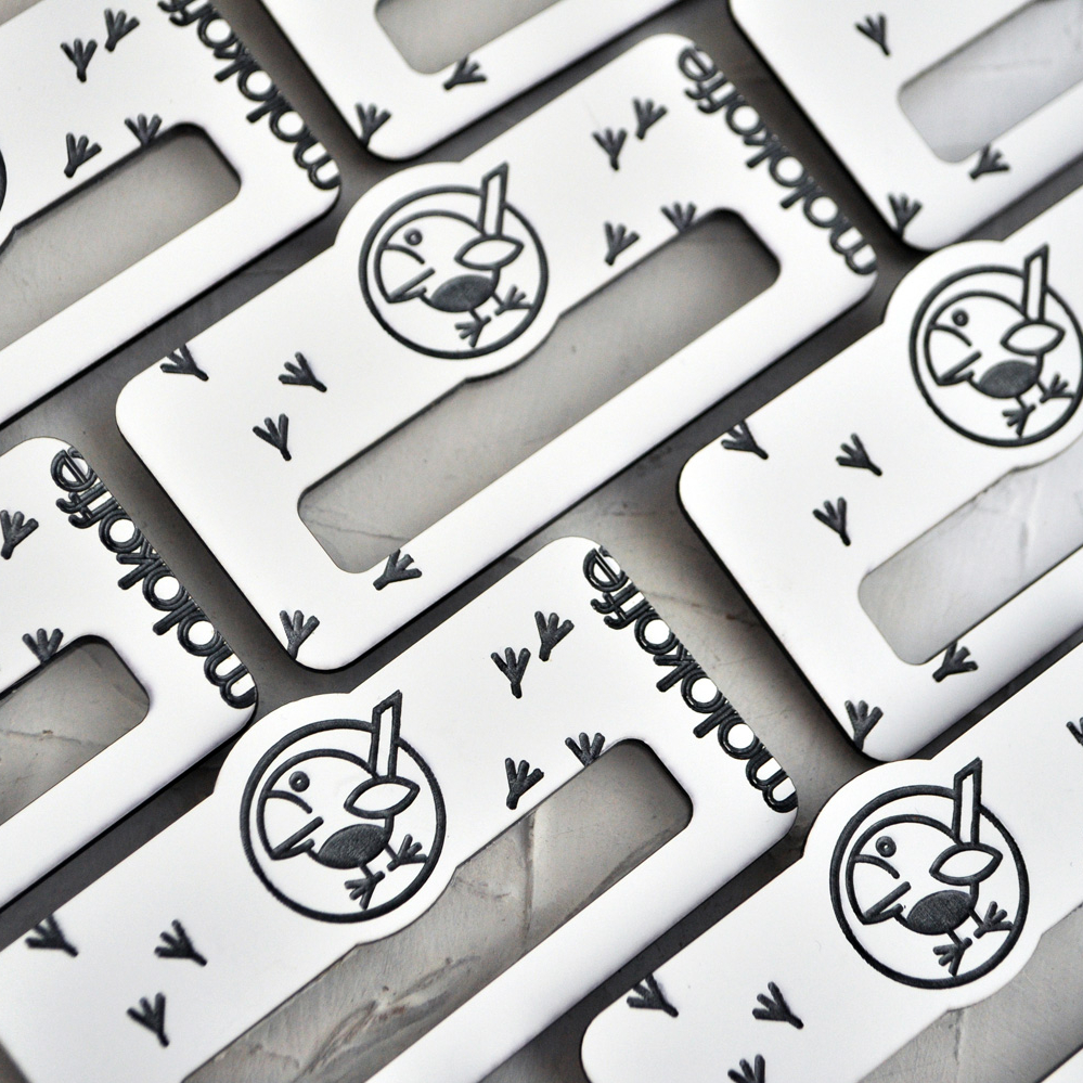 черно-белые бейджи с гравировкой логотипа и с окошком для имени на магните купить или заказать с доставкой