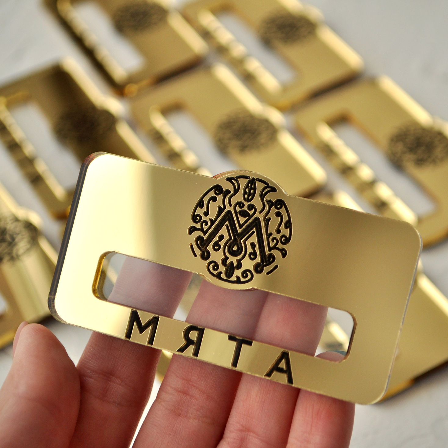 зеркальный бейдж с окошком на магните купить заказать со своим логотипом