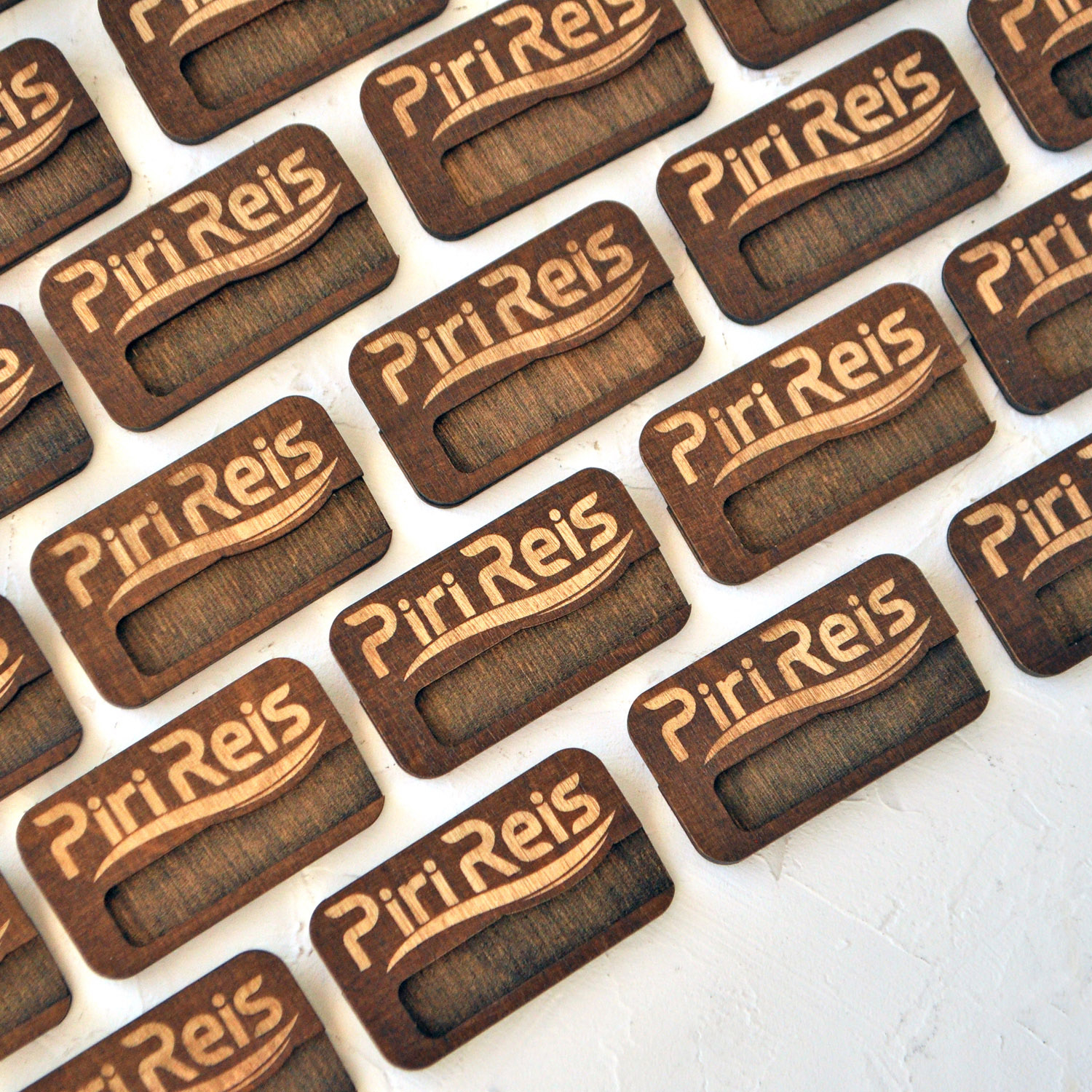 деревянные бейджи с окошком для имени и на магните заказать со своим логотипом