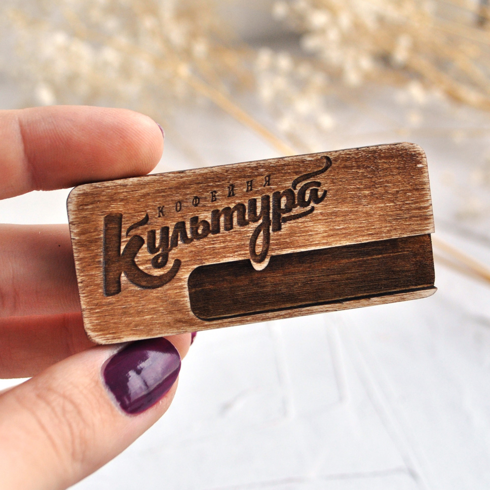 деревянные бейджи с окошком для имени и на магните заказать со своим логотипом