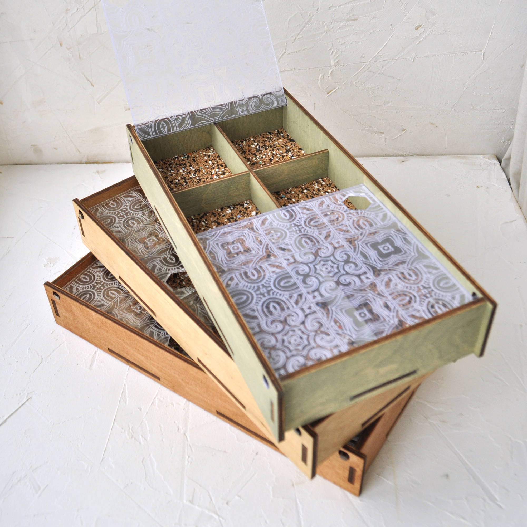 деревянная шкатулка ящик с отделениями и полупрозрачной крышкой ручной работы